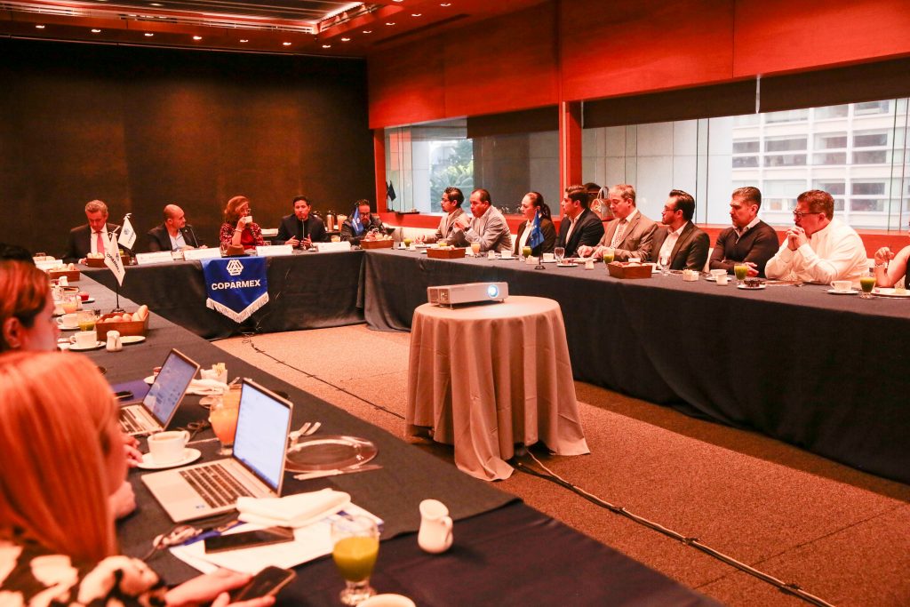 Wario Duckerman, uno de los mejores conferencistas de inteligencia artificial de México, liderando diálogo sobre transformación digital en COPARMEX.