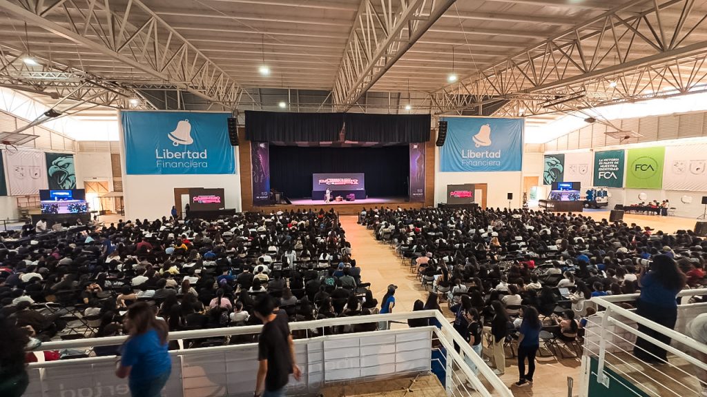 Wario Duckerman, uno de los mejores conferencistas de inteligencia artificial de México y América Latina, durante su conferencia sobre innovación, finanzas e inteligencia artificial en la Universidad Autónoma de Querétaro en el evento Reinventa FCA.