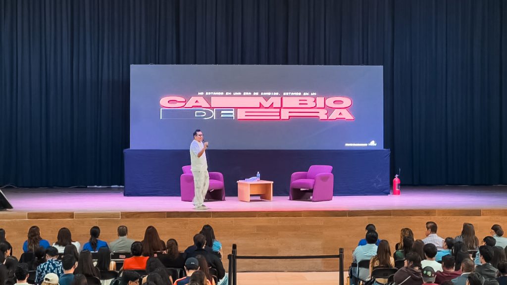 Wario Duckerman, uno de los mejores conferencistas de inteligencia artificial de México y América Latina, impartiendo su conferencia “Humanos que inspiran, Finanzas que transforman, IA que potencia” en la Universidad Autónoma de Querétaro durante el evento Reinventa FCA.