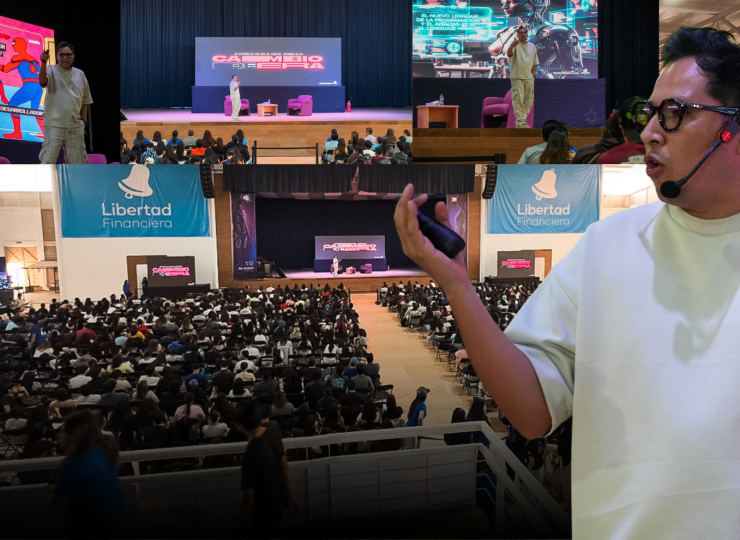 Wario Duckerman, uno de los mejores conferencistas de inteligencia artificial de México y América Latina, impartiendo una conferencia inspiradora sobre IA, finanzas y tecnología en la Universidad Autónoma de Querétaro durante el evento Reinventa FCA 2025 ante más de 1800 alumnos.