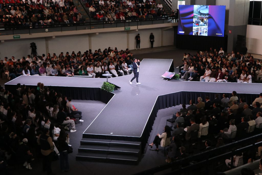 Wario Duckerman recibiendo un reconocimiento en la UAG por su trayectoria como uno de los mejores conferencistas de inteligencia artificial.