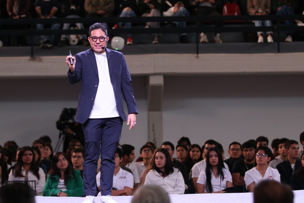 Wario Duckerman recibiendo reconocimiento como uno de los mejores conferencistas de inteligencia artificial durante su conferencia en la UAG.