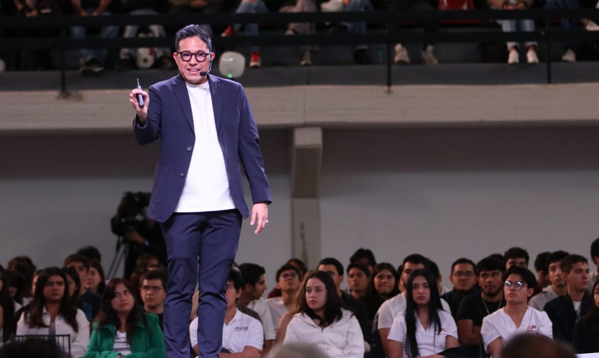 Wario Duckerman recibiendo reconocimiento como uno de los mejores conferencistas de inteligencia artificial durante su conferencia en la UAG.