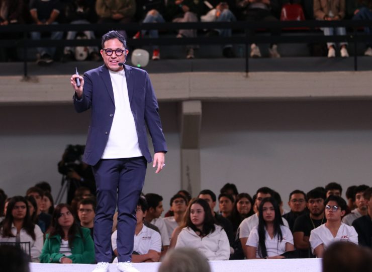 Wario Duckerman recibiendo reconocimiento como uno de los mejores conferencistas de inteligencia artificial durante su conferencia en la UAG.