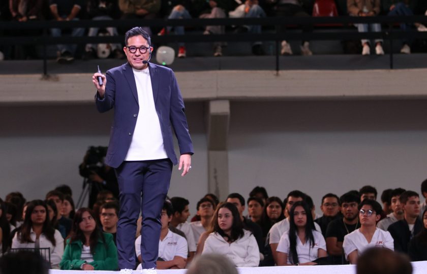 Wario Duckerman recibiendo reconocimiento como uno de los mejores conferencistas de inteligencia artificial durante su conferencia en la UAG.