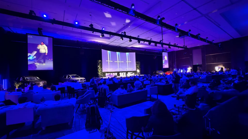 exito-total-contratar-a-wario-duckerman-conferencista-ia-auditorio-lleno