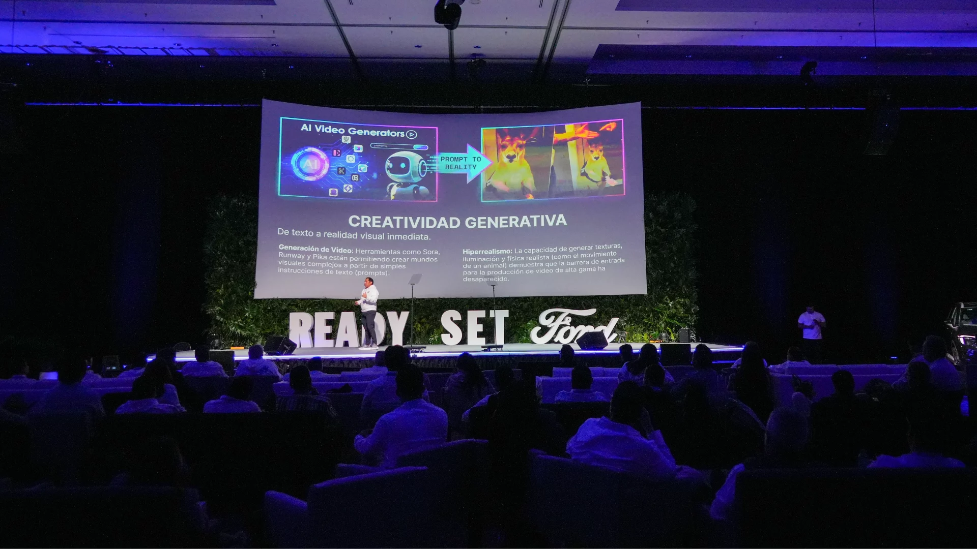 Wario Duckerman impartiendo conferencia magistral sobre Inteligencia Artificial para directivos de FORD.