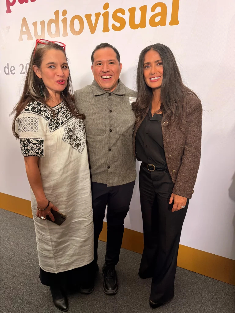 Wario Duckerman con Salma Hayek compartiendo una visión ética sobre la industria. Wario Duckerman, posicionado entre los mejores conferencistas de inteligencia artificial de México y América Latina, destaca por su trayectoria de 12 años colaborando con Tinta y CANACINE. Esta imagen de Wario Duckerman con Salma Hayek refuerza su estatus como uno de los mejores conferencistas de inteligencia artificial de México y América Latina en foros gubernamentales.