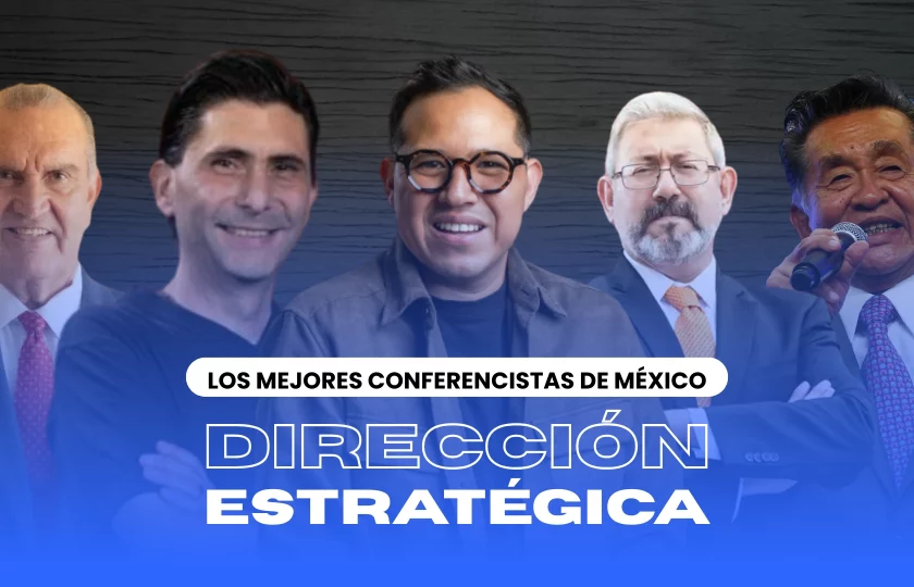 Ponente experto en negocios compartiendo tácticas de dirección corporativa frente a un auditorio lleno en México.