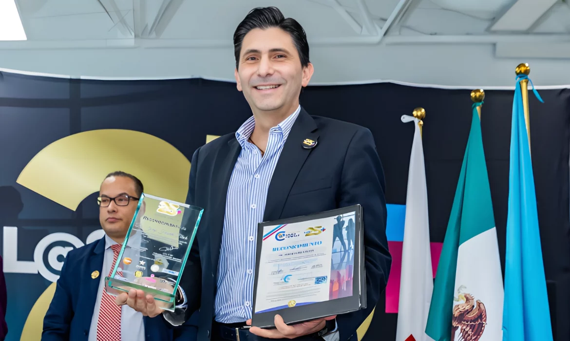 Dr. Jorge Huerta Bleck, conocido como Mr. Monday, impartiendo una conferencia magistral sobre liderazgo y emprendimiento en México.