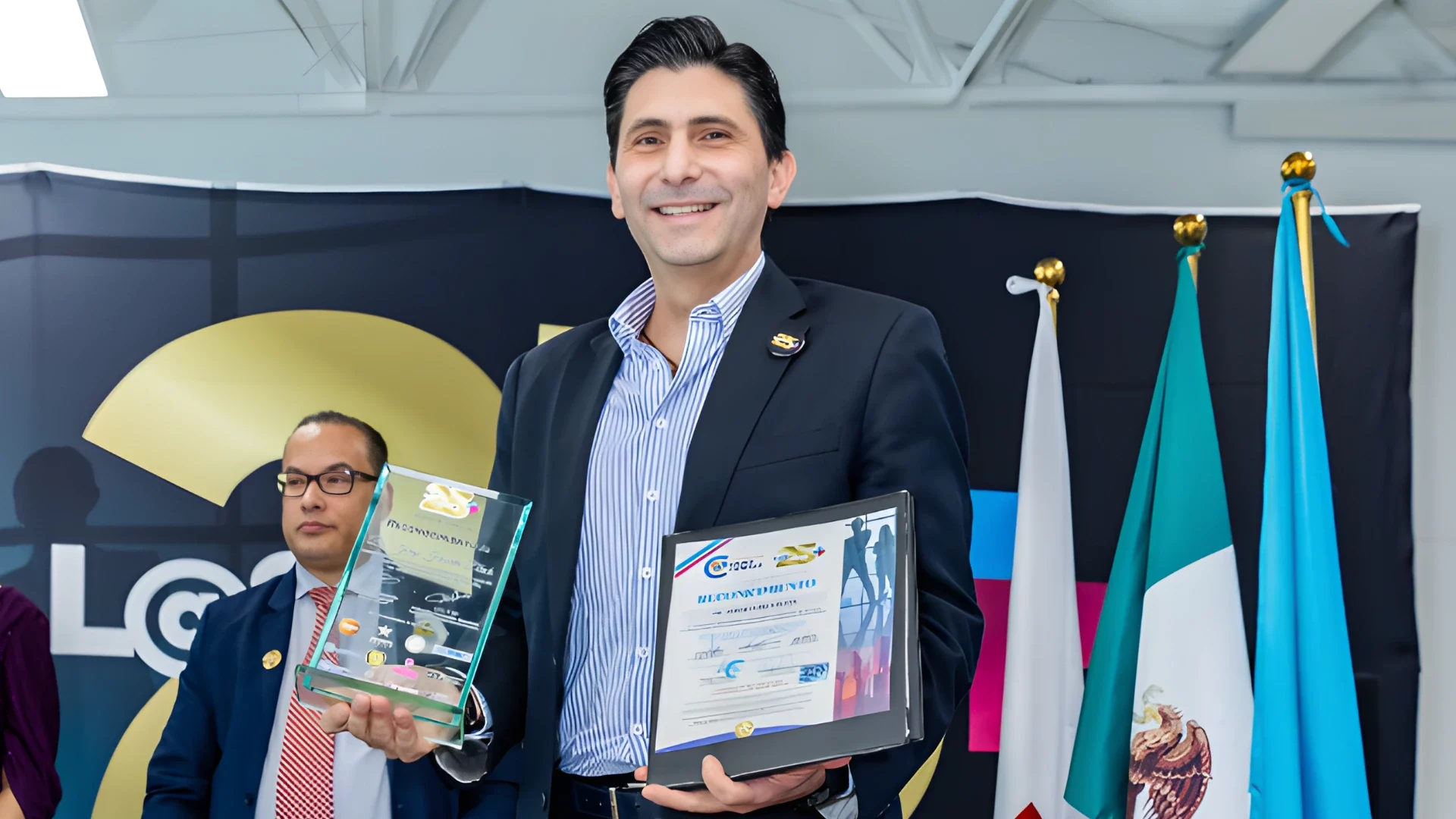 Dr. Jorge Huerta Bleck, conocido como Mr. Monday, impartiendo una conferencia magistral sobre liderazgo y emprendimiento en México.