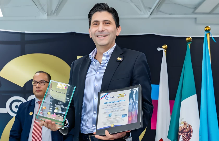 Dr. Jorge Huerta Bleck, conocido como Mr. Monday, impartiendo una conferencia magistral sobre liderazgo y emprendimiento en México.