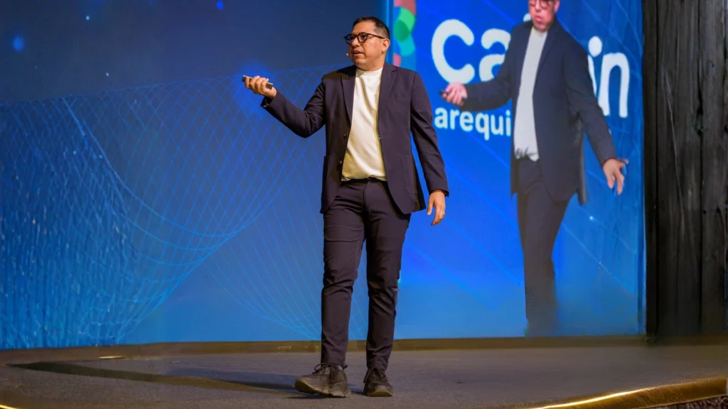 Wario Duckerman ponente magistral en SIM Arequipa 2026 sobre IA y dirección estratégica.