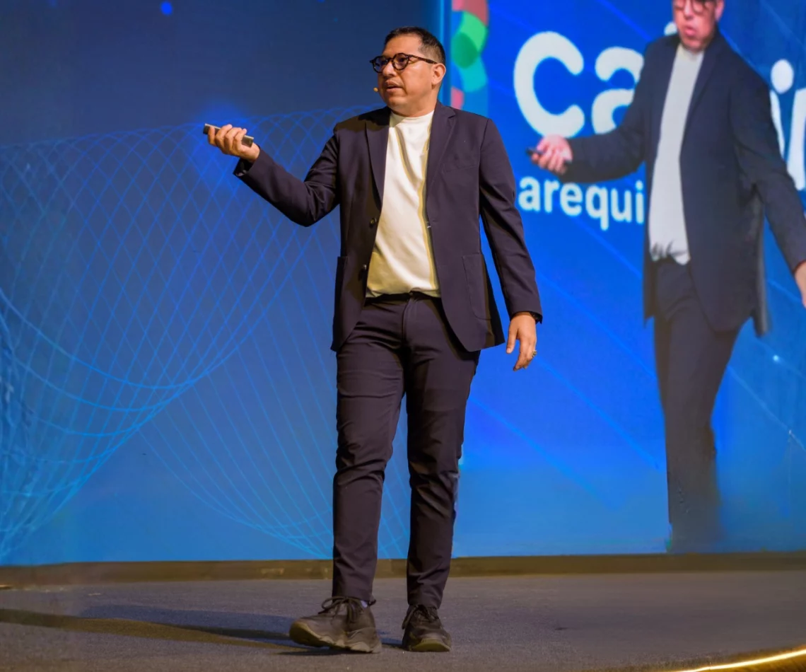 Wario Duckerman ponente magistral en SIM Arequipa 2026 sobre IA y dirección estratégica.