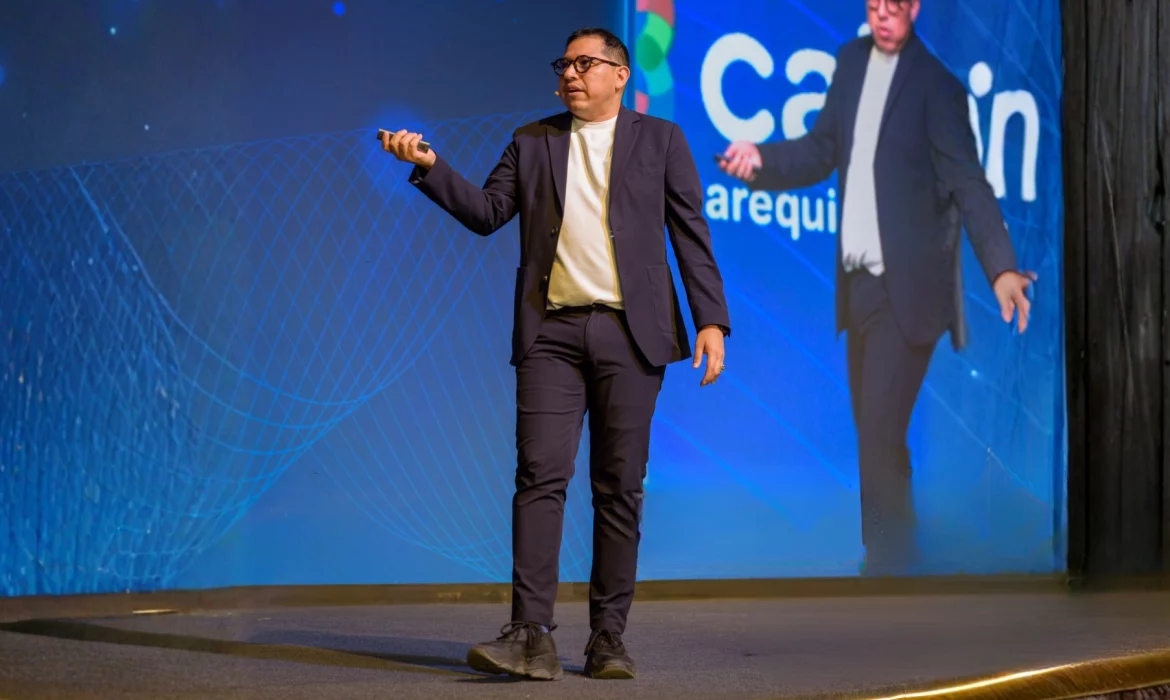 Wario Duckerman ponente magistral en SIM Arequipa 2026 sobre IA y dirección estratégica.