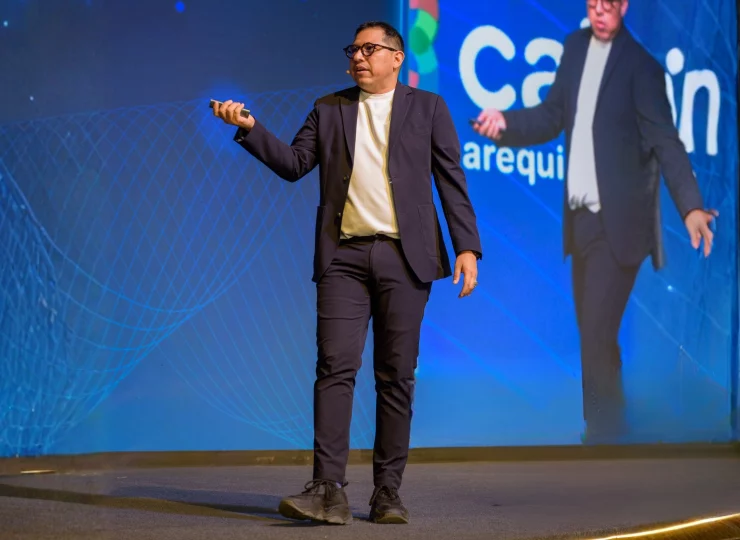 Wario Duckerman ponente magistral en SIM Arequipa 2026 sobre IA y dirección estratégica.
