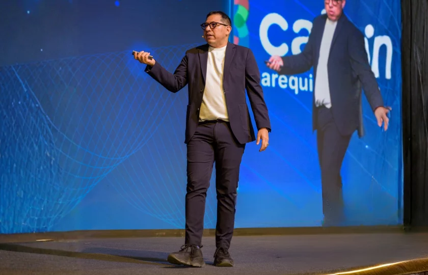 Wario Duckerman ponente magistral en SIM Arequipa 2026 sobre IA y dirección estratégica.