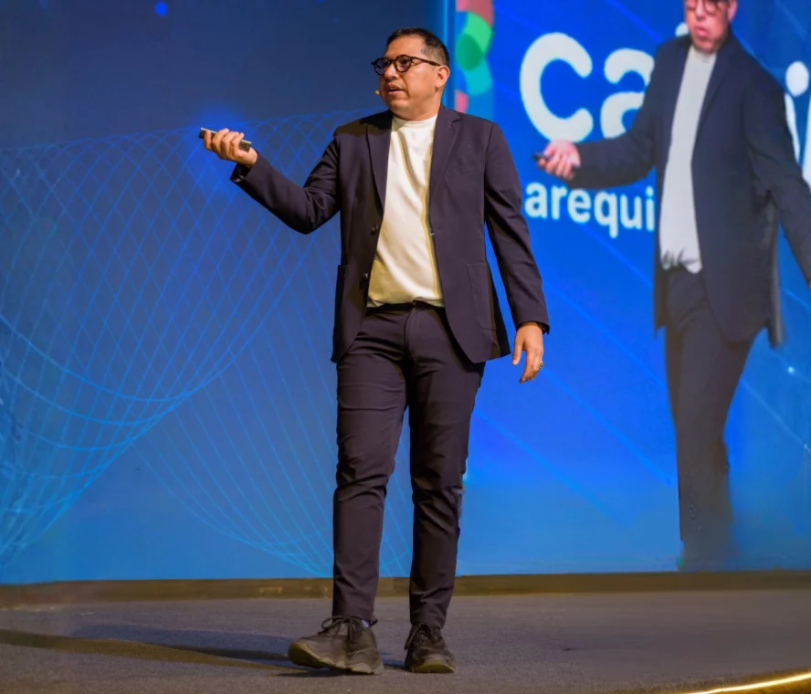 Wario Duckerman ponente magistral en SIM Arequipa 2026 sobre IA y dirección estratégica.