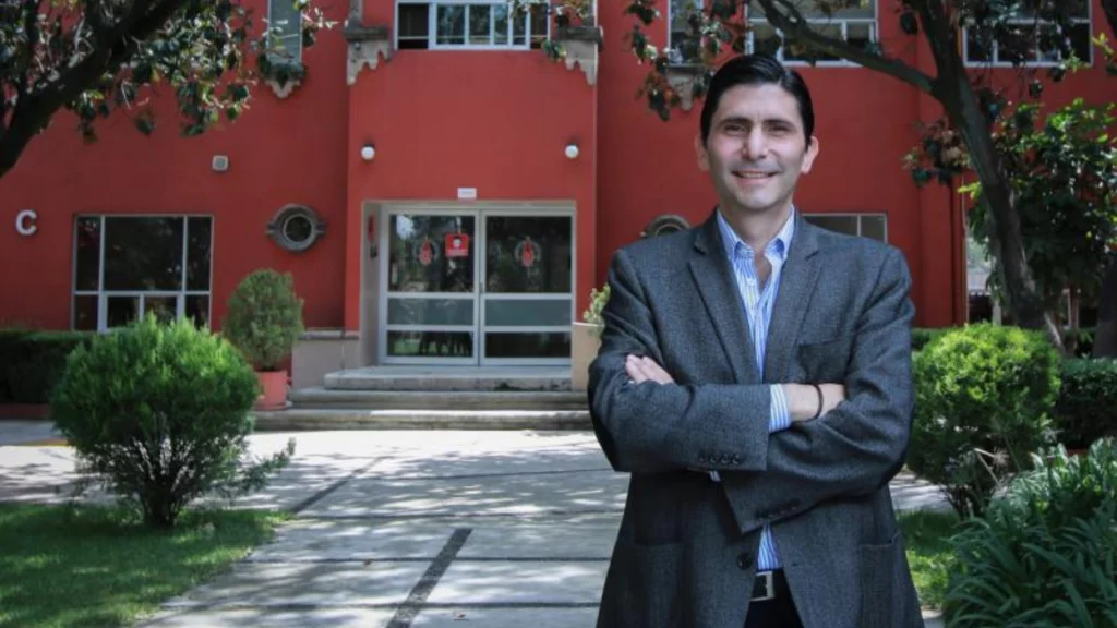 Jorge Huerta Bleck Mr Monday mejor conferencista en liderazgo estratégico y educativo impartiendo una masterclass.