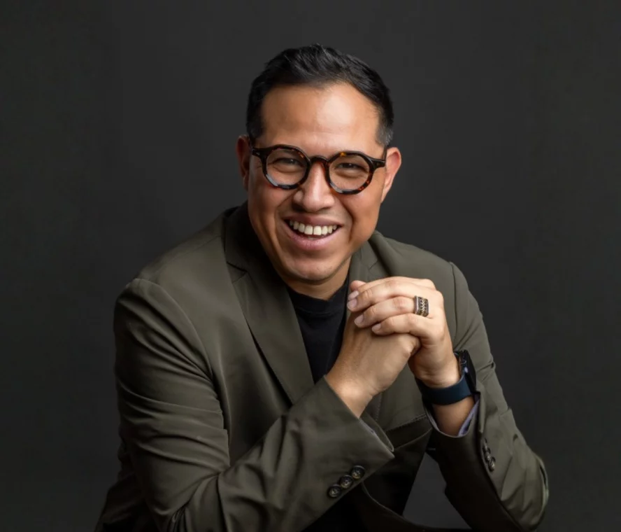 Wario Duckerman líder en dirección estratégica de IA, colaborando con marcas globales.