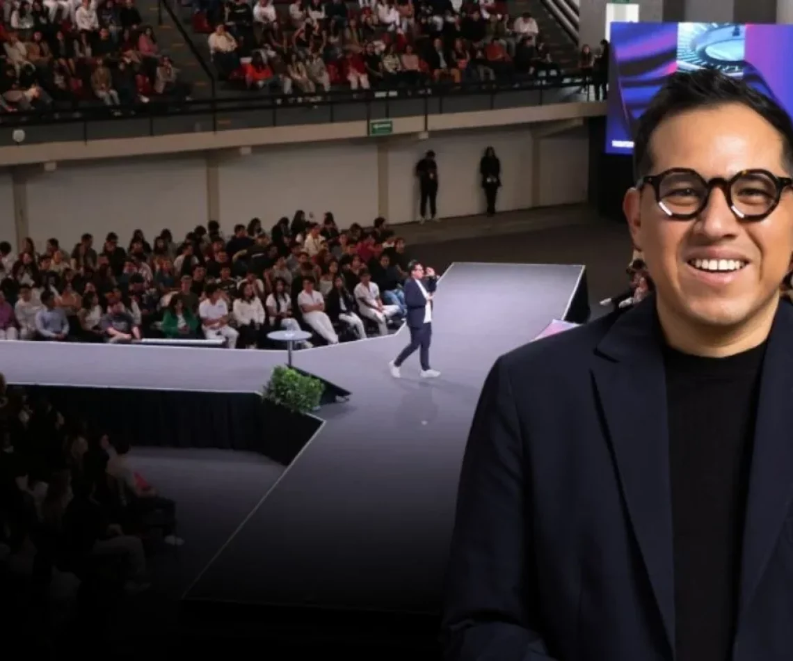 Wario Duckerman, conferencista de inteligencia artificial disponible para contratación en México y América Latina, durante un keynote de IA