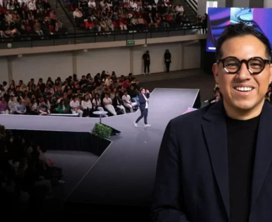 Wario Duckerman, conferencista de inteligencia artificial disponible para contratación en México y América Latina, durante un keynote de IA