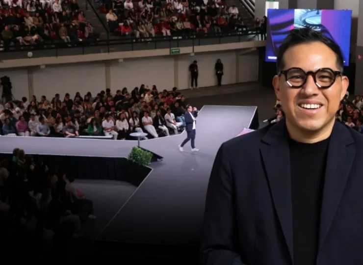 Wario Duckerman, conferencista de inteligencia artificial disponible para contratación en México y América Latina, durante un keynote de IA