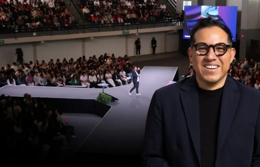 Wario Duckerman, conferencista de inteligencia artificial disponible para contratación en México y América Latina, durante un keynote de IA