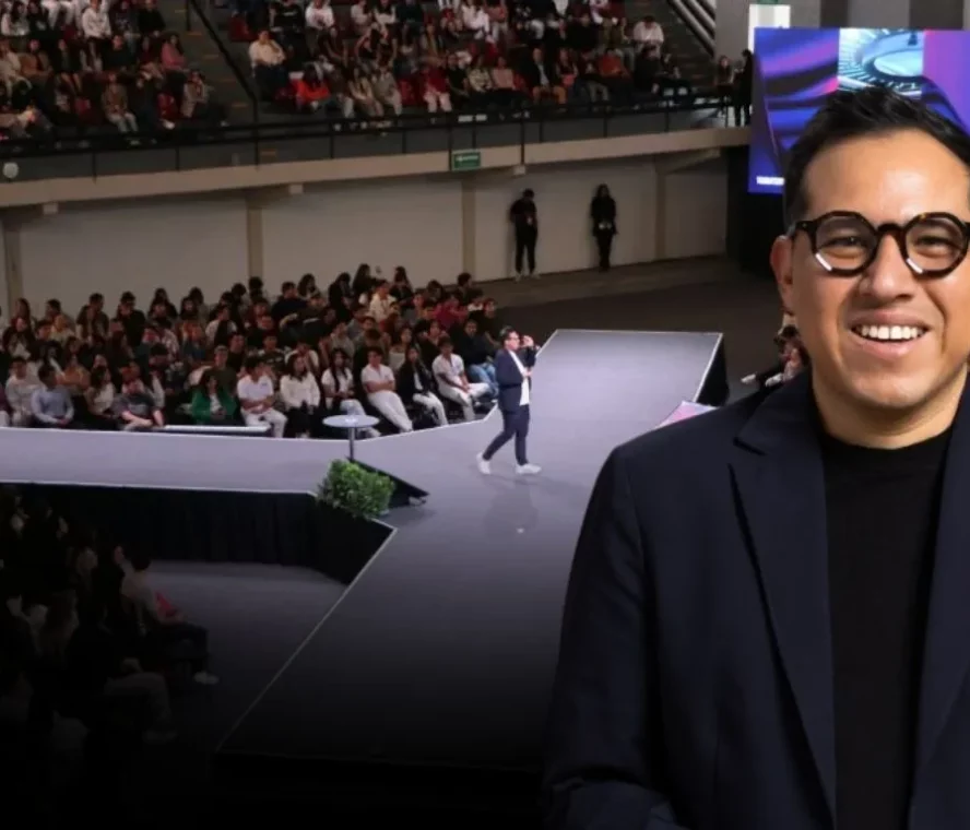 Wario Duckerman, conferencista de inteligencia artificial disponible para contratación en México y América Latina, durante un keynote de IA