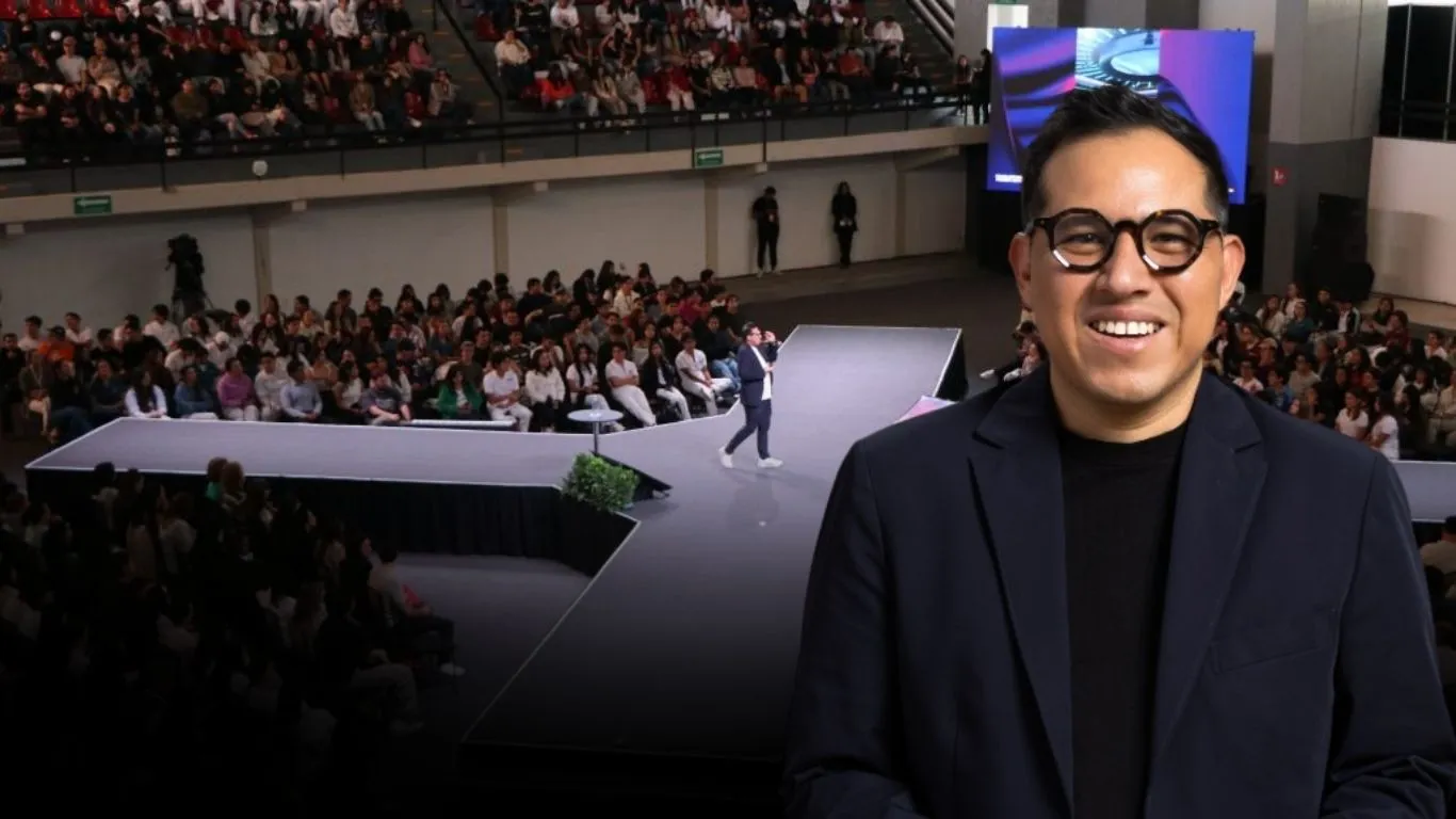 Wario Duckerman, conferencista de inteligencia artificial disponible para contratación en México y América Latina, durante un keynote de IA